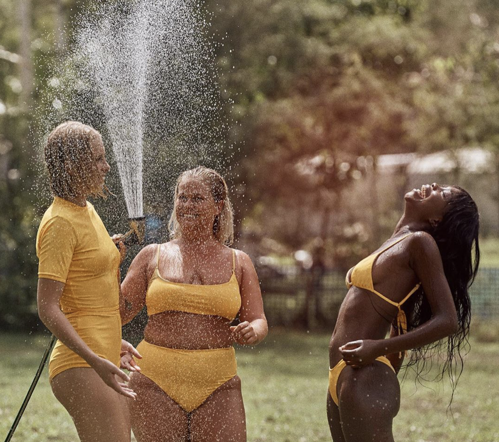Campagne publicitaire pour les maillots de bain éthiques de la marque Charlee Swim. 3 mannequins de morphologie différente posent en maillots unis.