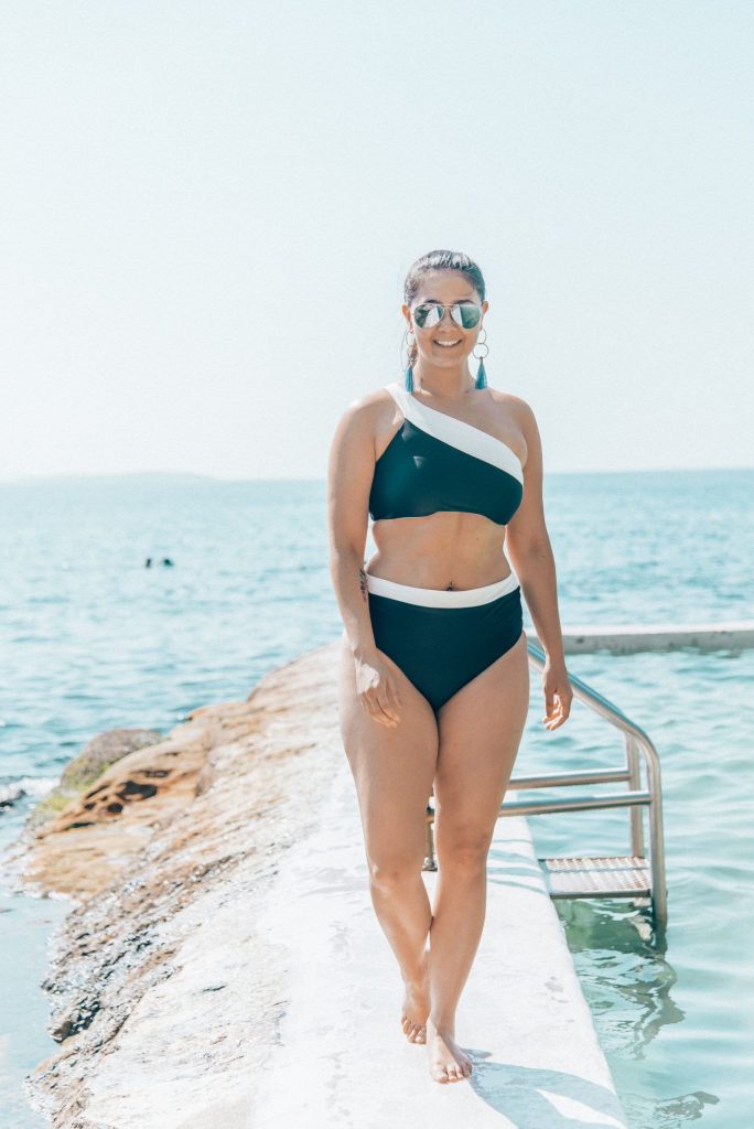 Campagne publicitaire pour les maillots de bain éthiques de la marque Summersalt. 1 mannequin pose en maillot 2 pièces.